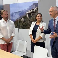 Predsednik Kmečke zveze Franc Fabec s predstavnikoma slovenske vlade (USZS)