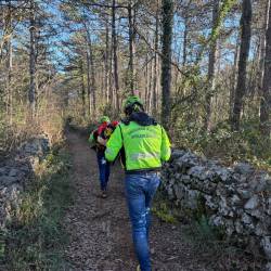 Ekipa gorskih reševalcev je tekača odnesla na nosilu