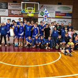 Košarkarji Bora so obstanek v C-ligi v San Danieleju praznovali skupaj s svojimi navijači (DRUŠTVENI ARHIV)