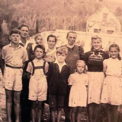 Preživeli družin Sadovnik in Kogoj leta 1946 pred uničeno domačijo v Koprivni pod Peco