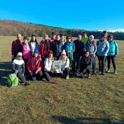 Pohod Mlekaric pod vodstvom Fabjane Kralj, ki so se v nedeljo, 23. novembra 2025 podale na krožno pot iz Vrabč do vrha Ter (673 m), kjer jih je pričakal prekrasen razgled na zasnežen Nanos in celotno Vipavsko dolino. Pot jih je dalje vodila mimo idiličnih vasic Veliko Polje in Jakovci, nato pa še na Tabor nad Vrabčami, kjer so uživale v miru, soncu in lepoti kraške pokrajine. Čudovit dan, super družba in narava, ki vedno znova očara.<i> (SKD Primorec)</i>