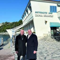 Brata Fabio (levo) in Marko Pahor pred restavracijo Dama Bianca v Devinu