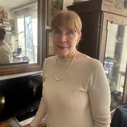 Gospa Kanita Fočak še hrani ogledalo, v katerega so se zarili drobci metka, ki so ji ubili moža Faruka