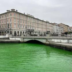 Aktivisti so v morje zlili fluorescein, ki je vodo pobarval v živo zeleno barvo