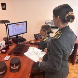 Finančni policistki na delu (FINANČNA POLICIJA)