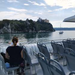 Pogled z ladje na Devinski grad