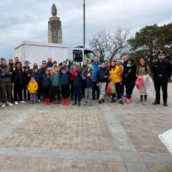 Udeleženci čistilne akcije so se zbrali na Trgu Svobode, nato pa so se razdelili v skupine