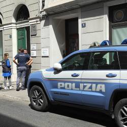 Policisti pred sedežem tržaškega dnevnika v Ulici Mazzini (Il Piccolo)