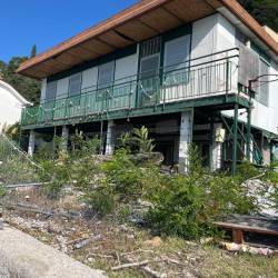 Ograja je padla, nihče se zanjo ne zmeni