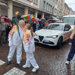 Alessandro Bonfanti in Damiana Cescutti med predajo olimpijskega ognja (D.R.)
