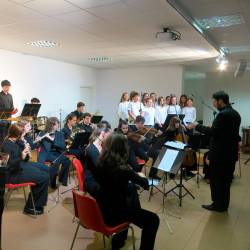 Kulturni program sta sklenila Mladinski orkester GM in pevci špetrske dvojezične šole (FOTO NM)