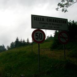 Vespo, s katero sta se vozila pogrešana, so opazili na sedlu Chianzutan (WIKIPEDIA)