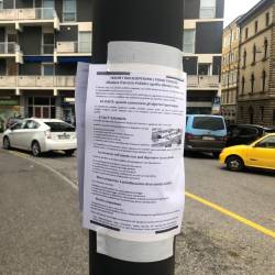 Letaki pred tržaško glavno bolnišnico, ki navaja razloge za stavko (PD)