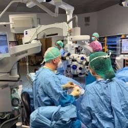 Operacijo je izvedel predstojnik očesne klinike Daniele Tognetto