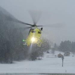 Helikopter reševalske službe med akcijo v Zajzeri