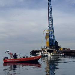 Dvig potopljene ladje na ponton pred tržaško luko