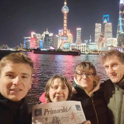 Tudi na promenadi Bund v Šangaju beremo Primorski dnevnik (<i>Helena Sosič)</i>