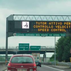 Na italijanskih avtocestah so sekcijsko merjenje hitrosti (safety tutor) uvedli med letoma 2004 in 2005 (ANSA)
