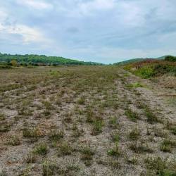 Nekdanja pristajalna steza, ki so jo med 2. svetovno vojno uporabljala zavezniška letala, dejavna na Balkanu (VIP)