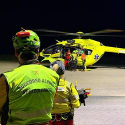 Truplo moškega so s helikopterjem prepeljali v dolino