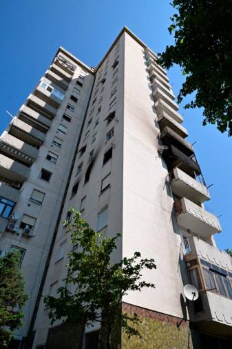 $!Nebotičnik v Ulici Di Vittorio, kjer je ponoči zagorelo v stanovanju v četrtem nadstropju (FOTODAMJ@N)