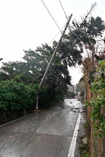 $!Cesto, ki povezuje Križ z Obalno cesto, so zaprli (FOTODAMJ@N)