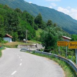 Borjana se nahaja osem kilometrov zahodno od Kobarida (WIKIPEDIA)