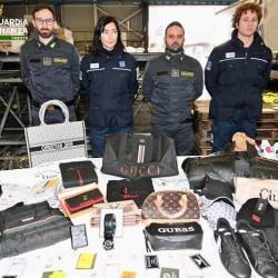 Finančni policisti in cariniki z zaseženim blagom (FINANČNA POLICIJA/CARINSKA UPRAVA)