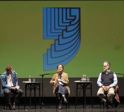 Za grafično podobo festivala so značilne velike vejice, na sliki arhivski posnetek prireditve z Dario Bignardi