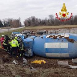 Prevrnjen tovornjak za mešanje betona v občini Martignacco (GASILCI)