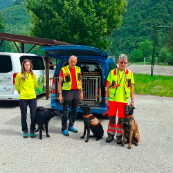 Gorskim reševalcem in policistom so se v iskanju pogrešanega kolesarja včeraj pridružili še vodniki s psi (PU NOVA GORICA)