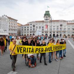 V letih so se po Italiji in tudi v Trstu zvrstili številni shodi z značilnimi rumenimi transparenti (ARHIV)