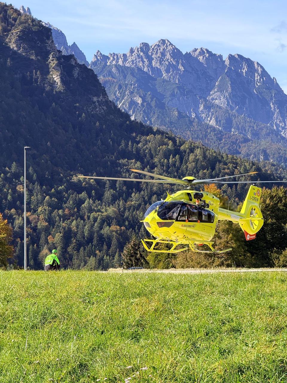 Izpahnil si je ramo, ponj je prišel helikopter