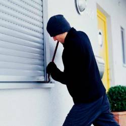 Ko nas ni doma, naj bodo okna zaprta in vrata zaklenjena