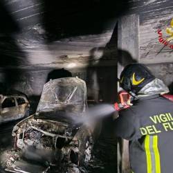 Gasilci gasijo požar, ki je uničil več vozil v Naselju sv. Sergija (GASILCI)