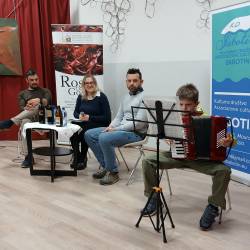 Večer so obogatile glasbene točke