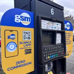 S kovanci, kartico ali aplikacijama