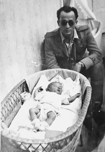 Amilcare Scalinci s hčerko Adriano v novomeški porodnišnici (DRUŽINSKI ARHIV)