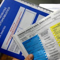 V Furlaniji - Julijski krajini se bo med letošnjim letom povprečna premija za zavarovanje splošne odgovornosti povišala za 8500 voznikov, ki so med lanskim letom povzročili prometno nesrečo (ANSA)