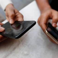 Uporabniki ne morejo opravljati klicev in uporabljati mobilnih podatkov, fotografija je simbolična