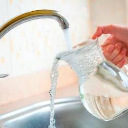 Trije župani pozivajo k varčni rabi vode in omejitvi njene uporabe, fotografija je simbolična (ANSA)