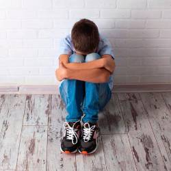 Iz zadnje raziskave, ki jo je izvedel zavod Istat za leto 2023, izhaja, da je bilo v Italiji 68,5 odstotka mladih med 11. in 19. letom starosti v prejšnjih 12 mesecih vsaj enkrat žrtev nasilja, ustrahovanja, obrekovanja ali drugih napadov na spletu ali v živo (ANSA)