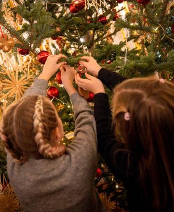 Učenci iz Šmihela okrasili predsednikovo božično drevo in zapeli v več jezikih
