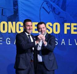Vodja Lige Matteo Salvini (desno) je aprila lani Vannacciju izročil strankarsko izkaznico