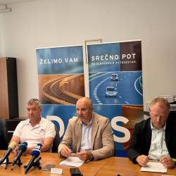 Na današnji novinarski konferenci v prostorih Občine Vipava so predstavniki družbe DARS predstavili nadaljevanje obnove med razcepom Nanos in Vipavo