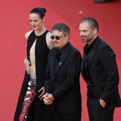 Igralka Renate Reinsve, režiser Cristian Mungiu in igralec Sebastian Stan iz nagrajenega filma Fjord na zaključni slovesnosti 79. filmskega festivala v Cannesu (ANSA)