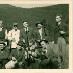 Lovci iz Italije pri Cerkniškem jezeru leta 1959 (zasebna zbirka Silvane Orel Kos-OBC Transeuropa)