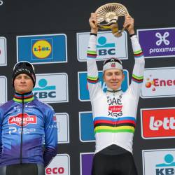 Slovenski kolesarski as Tadej Pogačar je v nedeljo tretjič v karieri zmagal na sloviti dirki po Flandriji