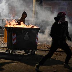 V Turinu je med shodom v podporo deložiranemu avtonomnemu centru Askatasuna prišlo do spopadov med policijo in demonstranti (ANSA)
