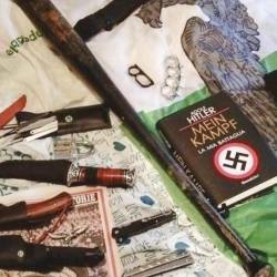 Poleg propagandnega gradiva so preiskovalci našli tudi orožje POLICIJA/KARABINJERJI